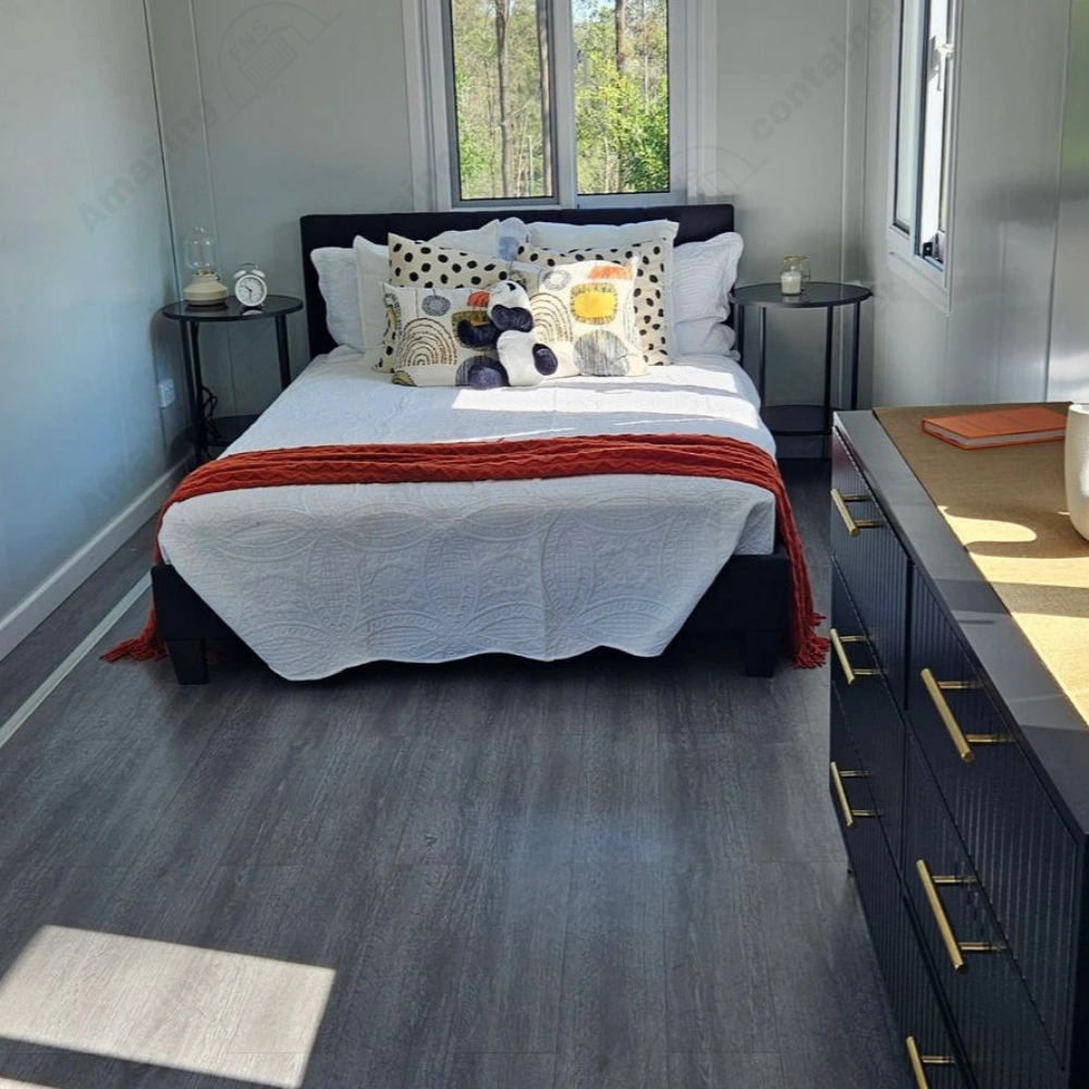 xpandable-house-living-room-interior-real-shot-amazingcontainer-11