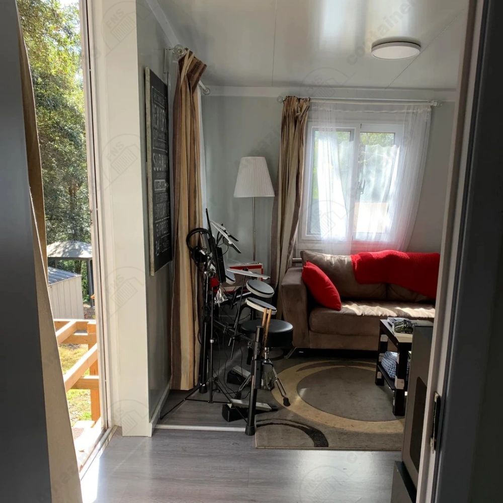 xpandable-house-living-room-interior-real-shot-amazingcontainer-35