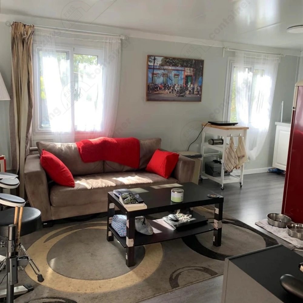 xpandable-house-living-room-interior-real-shot-amazingcontainer-37