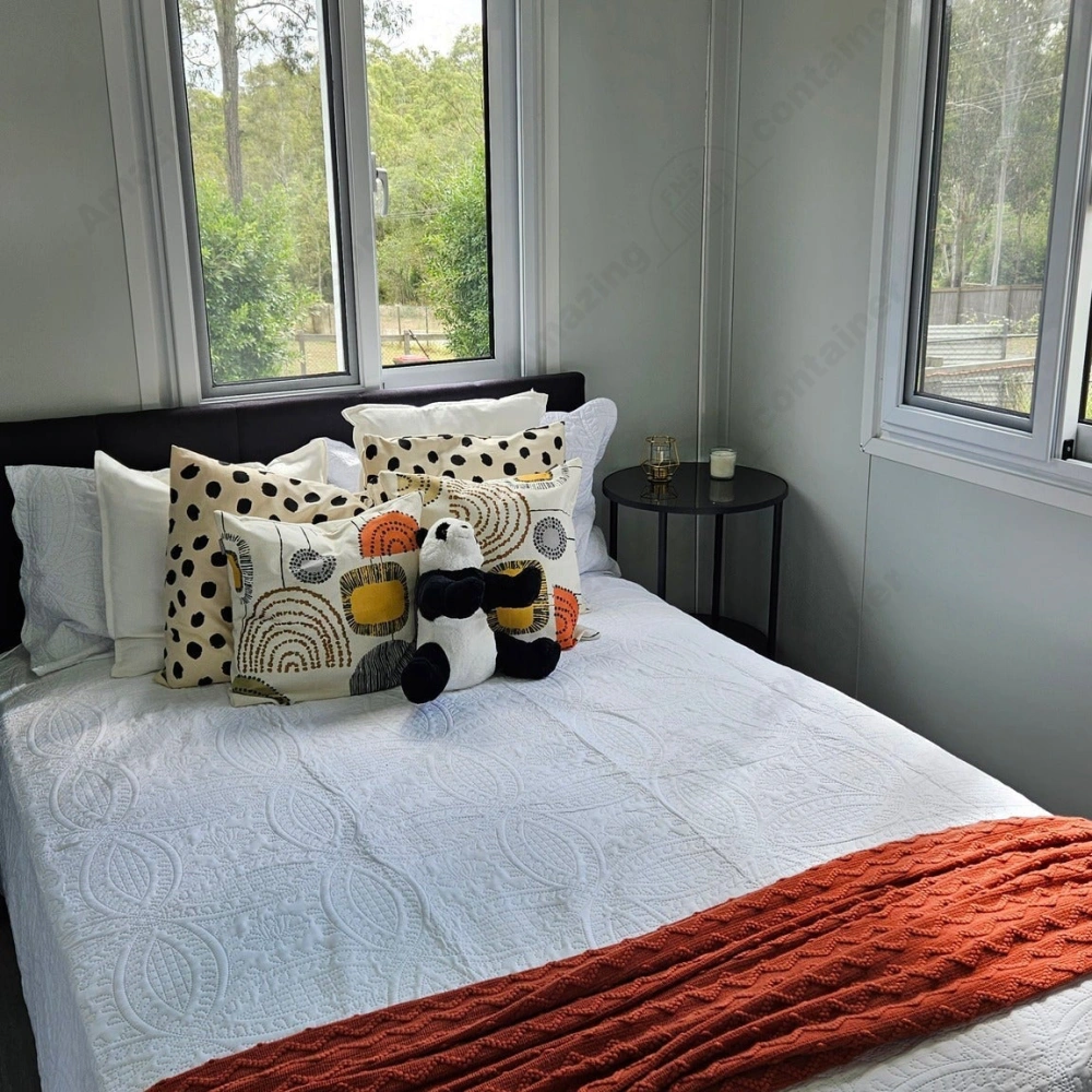 xpandable-house-living-room-interior-real-shot-amazingcontainer-4